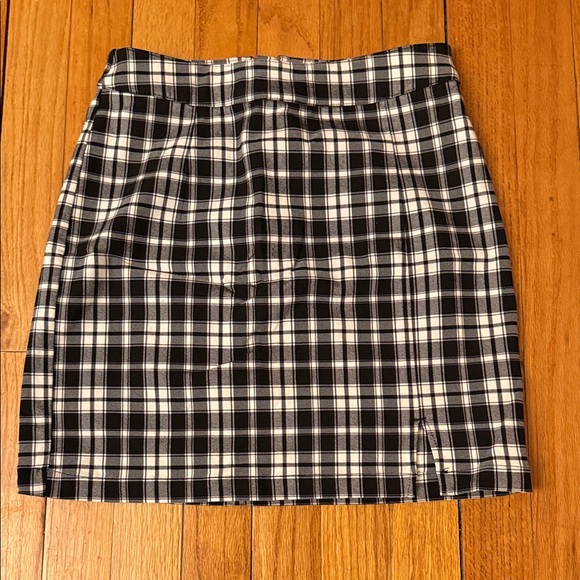 Garage Dresses & Skirts - Garage Monochrome Plaid Mini Skirt Size Small
